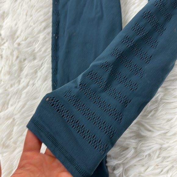 Lululemon Reveal Crop (Stripes 17") Submarine - Picture 2 of 6